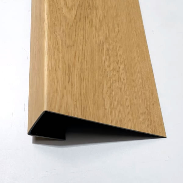 Maßgefertigte Treppenstufe aus Klebevinyl Eiche Rhön – Dekorgleiche Treppenverkleidung von treppe99