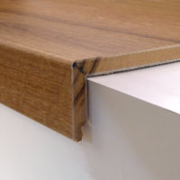 Treppenkante Typ Abdeckwinkel mit weiter Klick-Verbindung aus Wineo 1000 Purline zum Klicken Multi-Layer Bioboden, Dekor Strong Oak Cappuccino