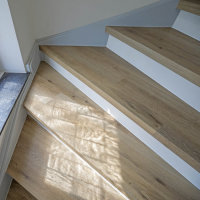 Treppenverkleidung/Treppenstufen aus Multi-Layer Klickvinyl Nutzschicht 0,3 mm Intensive Oak Honey Überschub