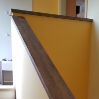 Handlauf -Doppelstufe aus mehrschichtigem Ferigparkettboden