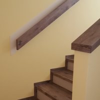Handlauf -Doppelstufe aus mehrschichtigem Ferigparkettboden